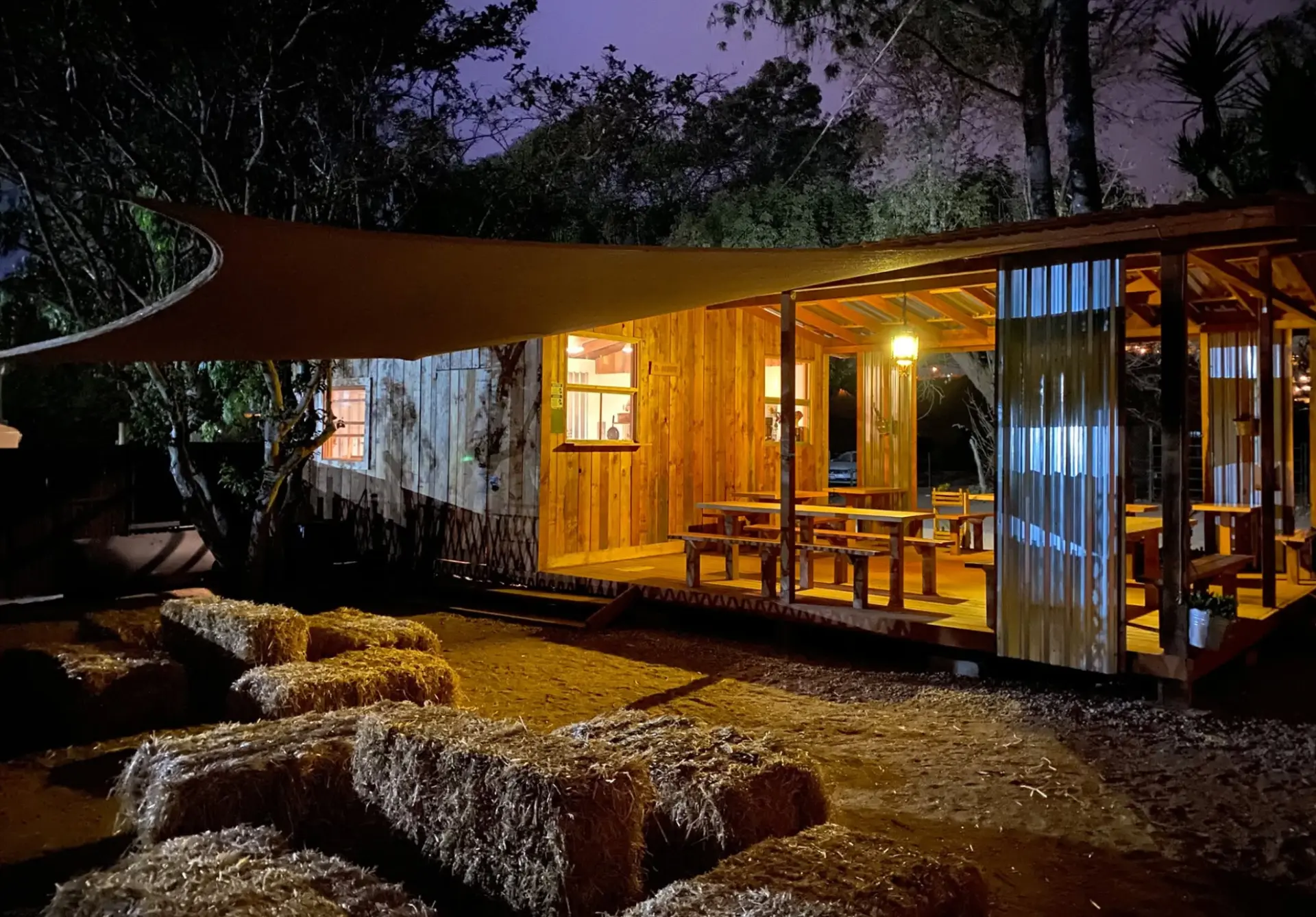 El Arroyo Cocina Mexicana iluminado al anochecer en la Ruta del Médano